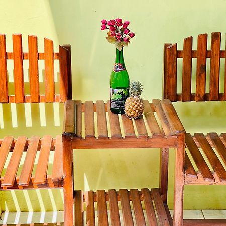 Kurnia Family Homestay & Restaurant! Huu Exteriör bild