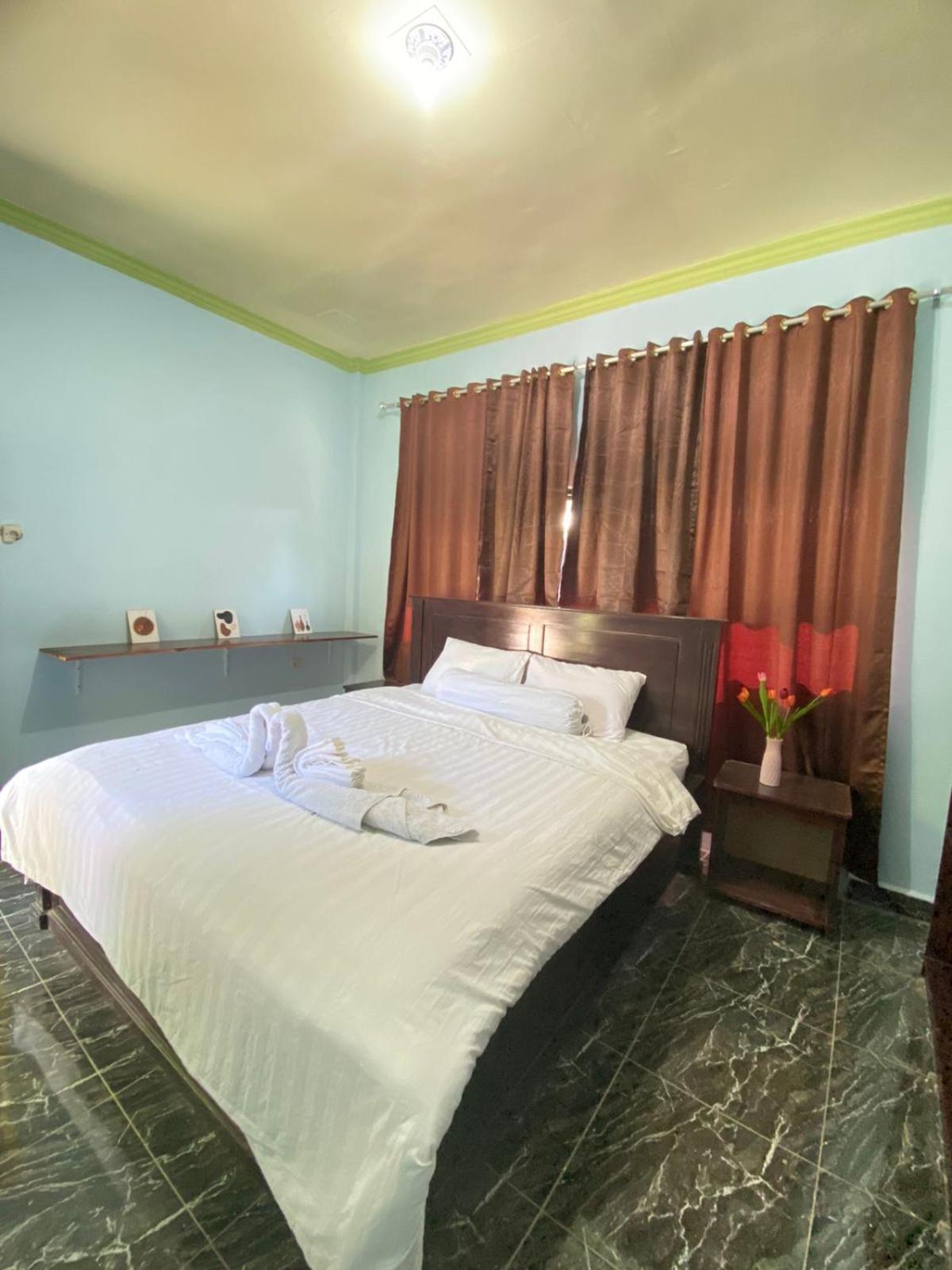 Kurnia Family Homestay & Restaurant! Huu Exteriör bild