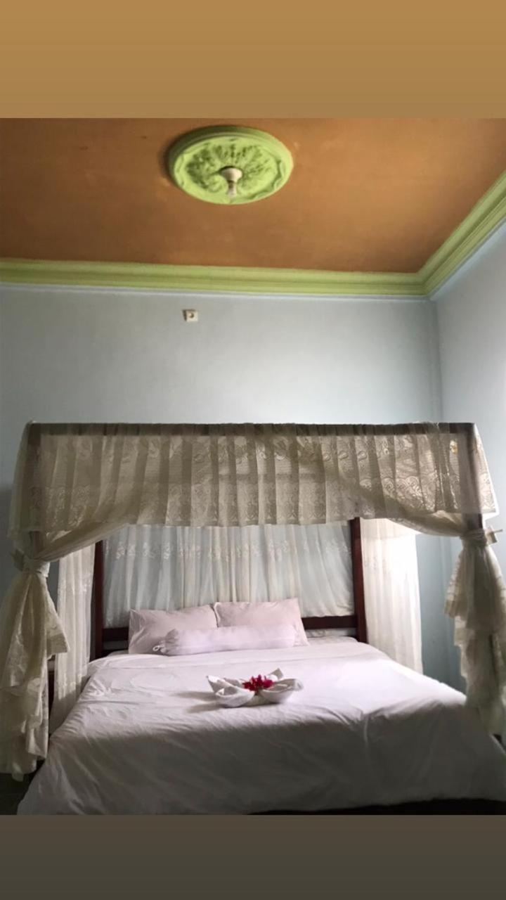 Kurnia Family Homestay & Restaurant! Huu Exteriör bild