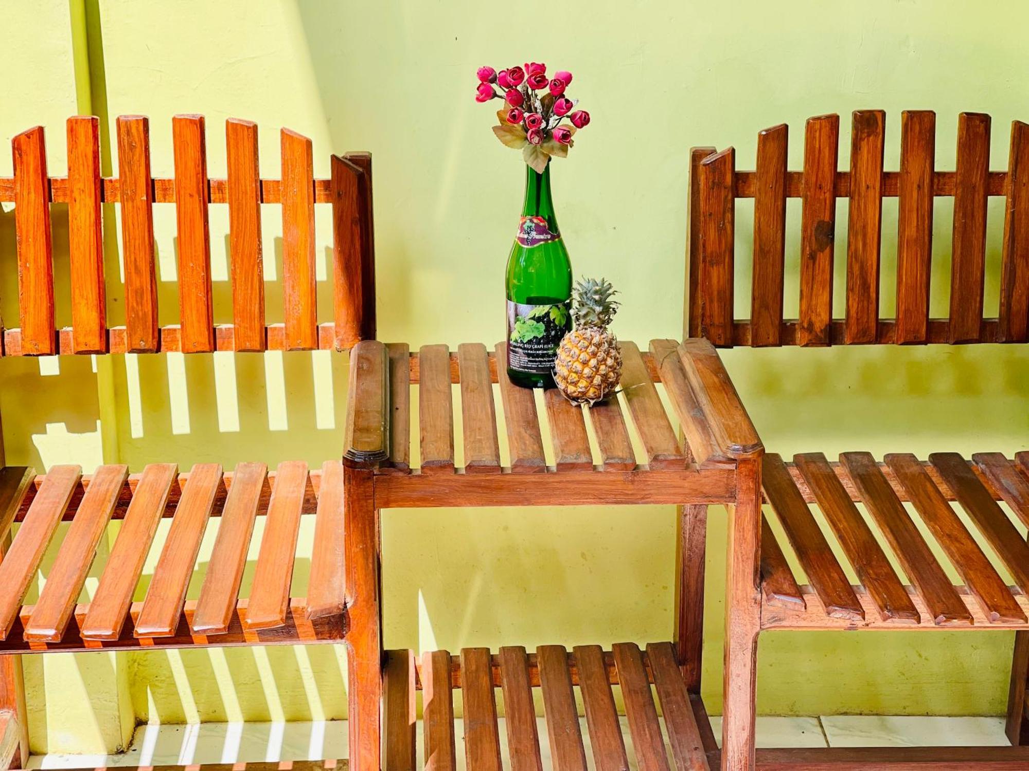 Kurnia Family Homestay & Restaurant! Huu Exteriör bild