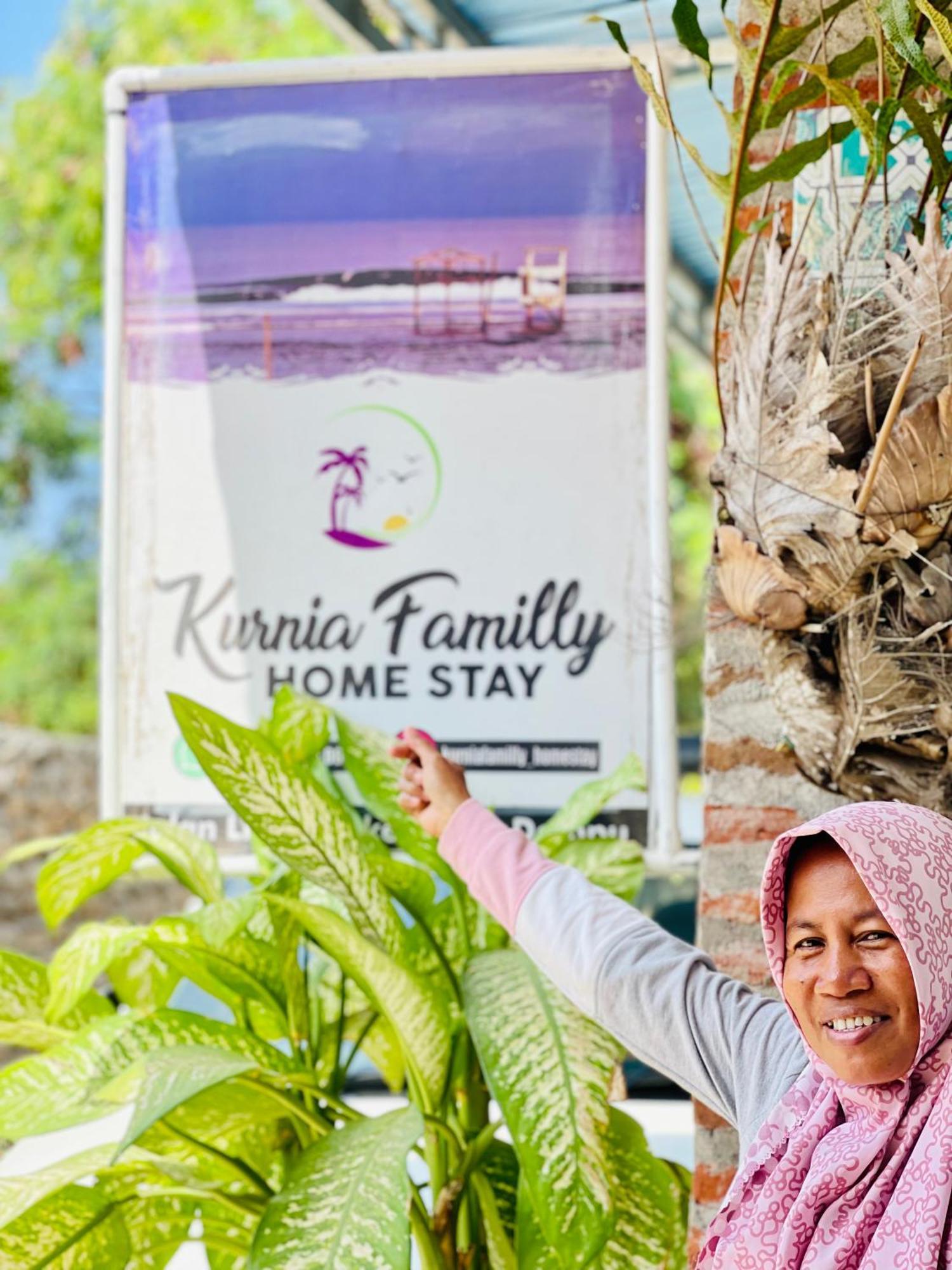 Kurnia Family Homestay & Restaurant! Huu Exteriör bild